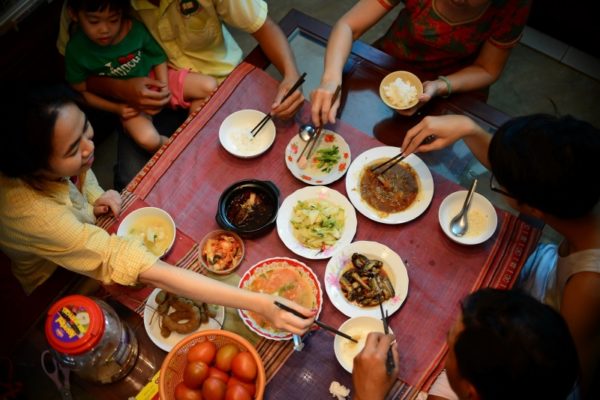 Phép lịch sự trên bàn ăn của người Việt Nam